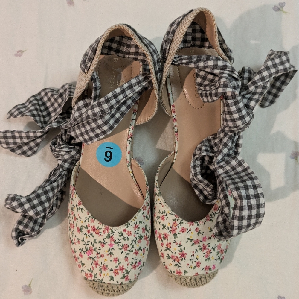 Bandolino 2 in heel floral plaid gray strap tie and woven heel decoration